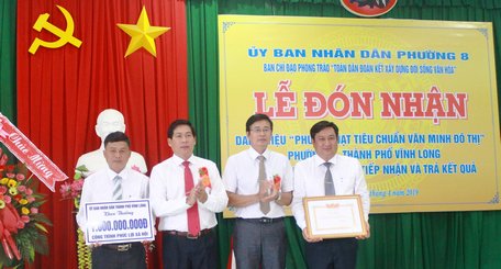 Lãnh đạo TP Vĩnh Long trao bằng công nhận và khen thưởng công trình phúc lợi 1 tỷ đồng cho lãnh đạo UBND Phường 8.