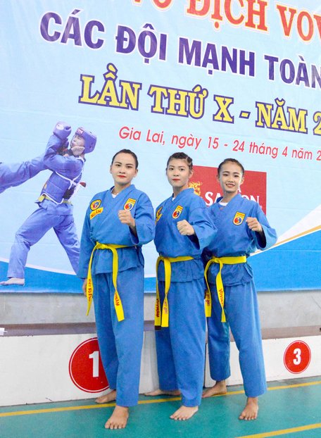  Đội tuyển nữ Vĩnh Long giành bộ HCV ngay trong ngày mở đầu của giải.