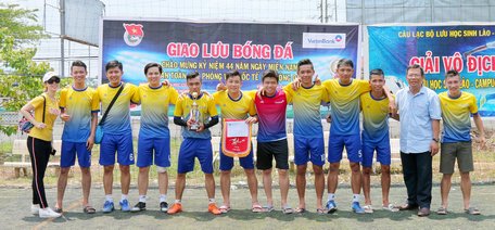 Đội VietinBank chi nhánh Vĩnh Long vô địch môn bóng đá.