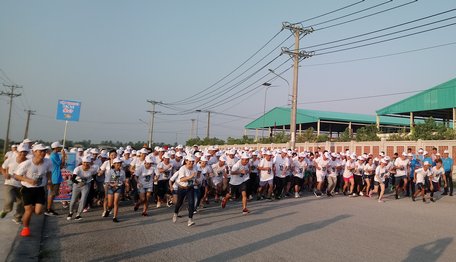 Vận động viên chạy marathon trên một số tuyến đường chính của Khu công nghiệp Hòa Phú với lộ trình 3km.