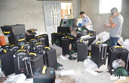  Hàng chục chiếc loa thùng trong nhà kho ở xã Quỳnh Hồng, huyện Quỳnh Lưu (Nghệ An) được cho là nơi cất giấu ma túy - Ảnh: H.THƯƠNG