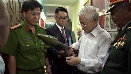 Tổng Bí thư, Chủ tịch nước Nguyễn Phú Trọng trong một lần ghé thăm căn hầm bí mật chứa ba tấn vũ khí tại TP Hồ Chí Minh. Ảnh gia đình bà Đặng Thị Thiệp cung cấp