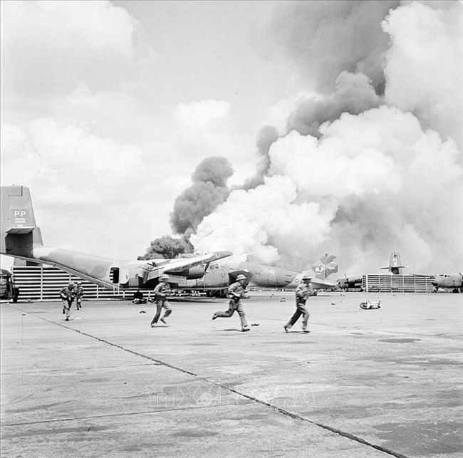 Ngày 28/4/1975, các trận địa pháo của ta nã đạn vào sân bay Tân Sơn Nhất. Đúng 11 giờ 30 phút ngày 30/4, lá cờ 