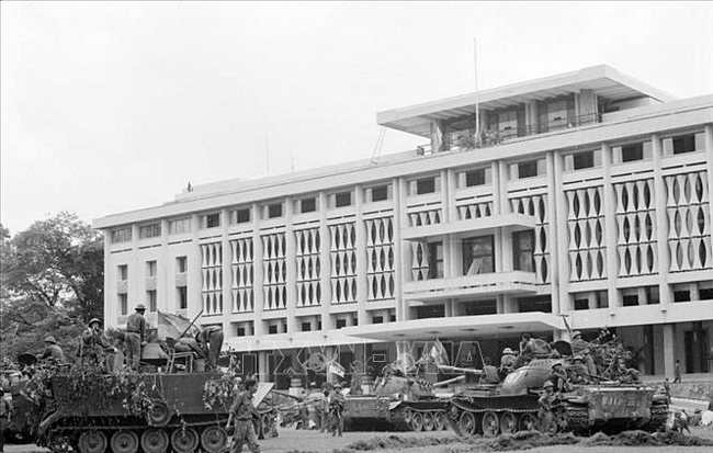 Sáng 30/4/1975, từ khắp mọi hướng, hàng trăm xe tăng, xe thiết giáp cùng bộ binh đồng loạt thẳng tiến Phủ Tổng thống Ngụy quyền Sài Gòn, giải phóng Sài Gòn. Chiến thắng 30/4 là một trong những mốc son chói lọi nhất trong lịch sử dựng nước và giữ nước của dân tộc ta. Ảnh: Mai Hưởng/TTXVN