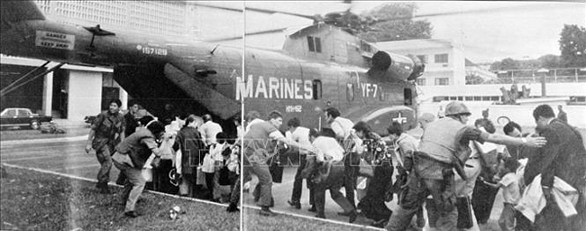 Trước sức tiến công mạnh mẽ của quân Giải phóng và nguy cơ thất bại hiển hiện, Mỹ tiến hành chiến dịch di tản người Mỹ và những người Việt có liên hệ bằng trực thăng khỏi Sài Gòn (chiến dịch Gió lốc - Frequent Wind), bắt đầu từ sáng 29/4 và chấm dứt vào sáng sớm ngày 30/4/1975. Trong vòng gần 20 tiếng đồng hồ, đã có trên 7.800 người được di tản khỏi Sài Gòn và cuộc di tản này đã trở thành một thảm họa đen trong lịch sử, một hình ảnh về sự thất bại toàn diện của Mỹ trong cuộc chiến tranh tại Việt Nam. Ảnh: Tư liệu TTXVN