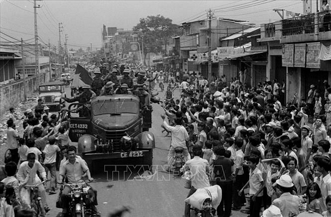 Nhân dân Sài Gòn đổ ra đường, nồng nhiệt chào đón Quân giải phóng tiến vào thành phố. Ảnh: Hứa Kiểm/TTXVN