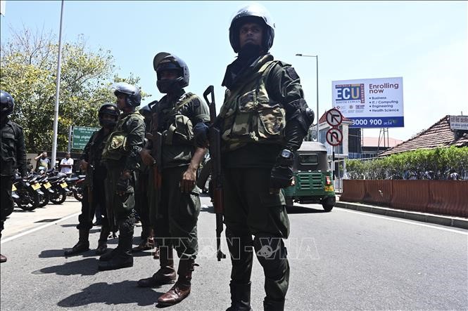 Lực lượng an ninh Sri Lanka tăng cường an ninh tại Colombo sau các vụ tấn công khủng bố. Ảnh: AFP/TTXVN