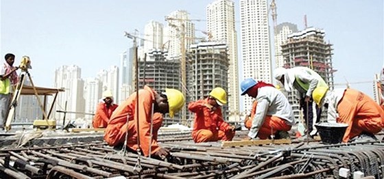 Thợ xây dựng Pakistan làm việc tại một công trường ở Dubai