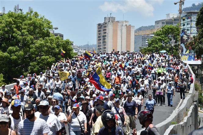 Các nhóm ủng hộ thủ lĩnh đối lập Venezuela Juan Guaido biểu tình tại Caracas ngày 6/4/2019. Ảnh: AFP/ TTXVN