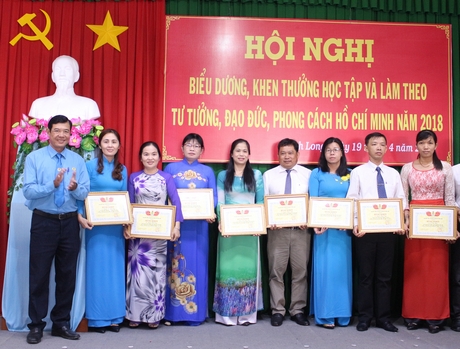 Chủ tịch Liên đoàn Lao động tỉnh- Huỳnh Bá Long tặng bằng khen các cá nhân xuất sắc tiêu biểu trong học tập và làm theo tư tưởng, đạo đức, phong cách Hồ Chí Minh năm 2018.