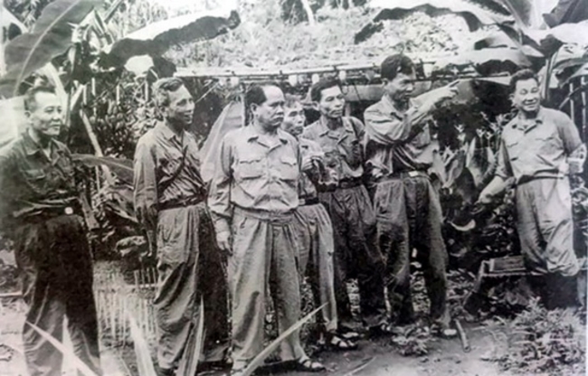Phó Tư lệnh, Tham mưu trưởng Quân giải phóng miền Nam Lê Đức Anh (người đang chỉ tay) và Phó Chính ủy miền Nam Lê Văn Tưởng (ngoài cùng bên trái) cùng các đồng chí trong Bộ Tư lệnh miền Nam tại căn cứ Tà Thiết năm 1971.