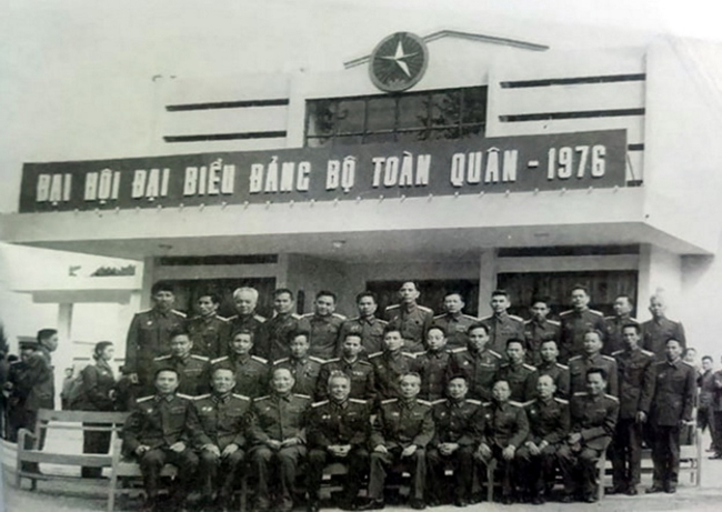 Trung tướng Lê Đức Anh- Tư lệnh Quân khu 9 (ngồi ghế ngoài cùng bên phải) chụp ảnh cùng với Đại tướng Võ Nguyên Giáp, Đại tướng Văn Tiến Dũng và một số đại biểu dự Đại hội biểu dương Đảng bộ Quân đội lần thứ II tại Hà Nội năm 1976.