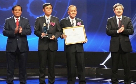 GS. Trần Kim Quy (thứ hai từ phải qua) nhận giải nhất cuộc thi Sáng chế năm 2018.