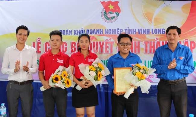 Bí thư Đoàn Khối Doanh nghiệp tỉnh- Kim Ngọc Thân trao quyết định thành lập chi đoàn cơ sở Công ty TNHH 1TV Sự kiện và Du lịch Quốc tế Vĩnh Long.