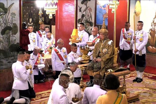 Nhà vua Thái Lan Maha Vajiralongkorn - Rama X mặc vương phục và đội vương miện trong Lễ Đăng quang ở thủ đô Bangkok ngày 4/5/2019. Ảnh: AFP/TTXVN