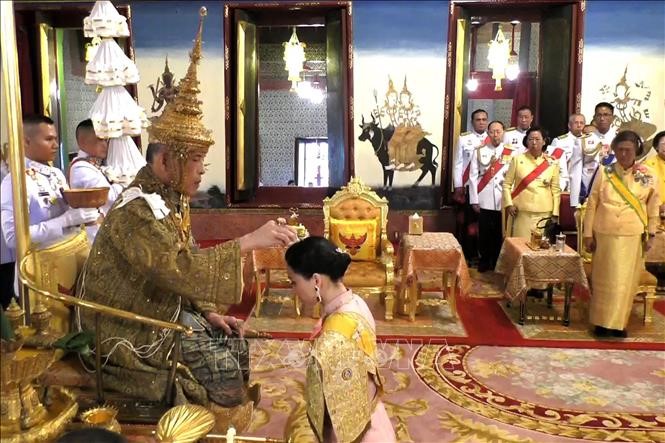 Nhà vua Thái Lan Maha Vajiralongkorn - Rama X (trái) và Hoàng hậu Suthida (giữa) thực hiện một nghi thức trong Lễ Đăng quang ở thủ đô Bangkok ngày 4/5/2019. Ảnh: AFP/TTXVN