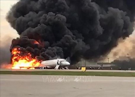 Máy bay chở khách bốc cháy dữ dội tại sân bay Sheremetyevo ở Khimki, Nga ngày 5/5/2019. Ảnh: AFP/TTXVN