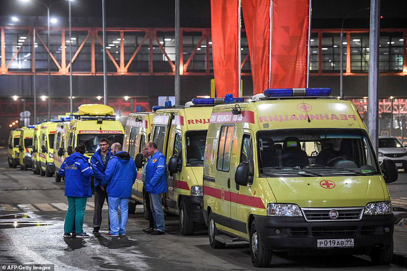 Xe cấp cứu túc trực tại sân bay sau khi nhận được thông tin về vụ cháy máy bay Sukhoi SSJ100.