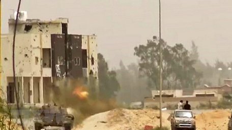 Giao tranh giữa lực lượng trung thành với Tướng Khalifa Haftar và binh sĩ quân đội Chính phủ Đoàn kết dân tộc Libya (GNA) tại khu vực ngoại ô Tripoli ngày 24/4. (Ảnh: AFP/TTXVN)