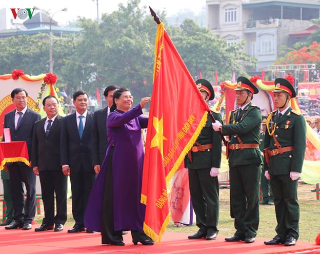 Thay mặt Lãnh đạo Đảng, Nhà nước, Phó Chủ tịch thường trực Quốc hội Tòng Thị Phóng đã trao tặng Huân chương Độc lập hạng Nhất cho tỉnh Điện Biên.