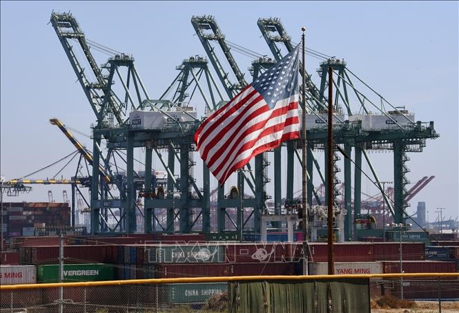 Hàng hóa Trung Quốc được xếp tại cảng Long Beach, Los Angeles, Mỹ ngày 29/9/2018. Ảnh: AFP/TTXVN