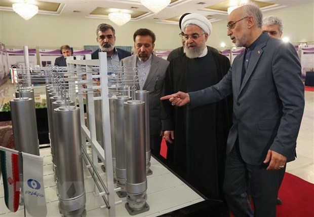 Tổng thống Iran Hassan Rouhani (thứ 2 phải) tham quan triển lãm nhân 
