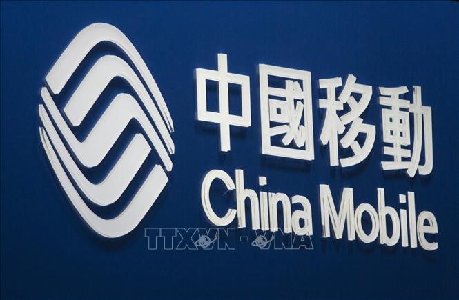 Logo của Hãng China Mobile tại một cửa hàng bán lẻ sản phẩm ở Hong Kong, Trung Quốc. Ảnh: AFP/TTXVN