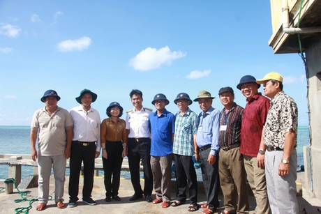 Đoàn công tác tỉnh Vĩnh Long chụp ảnh lưu niệm với Đại úy Huỳnh Hoàng Thương (thứ tư từ trái sang).