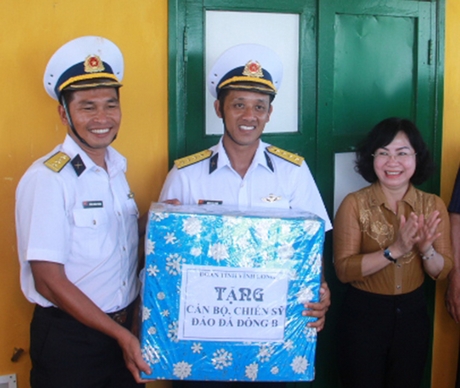 Trưởng Ban Dân vận Tỉnh ủy- Nguyễn Thị Minh Hạnh tặng quà cán bộ, chiến sĩ đảo Đá Đông B.