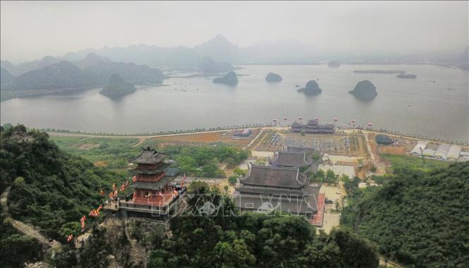 Toàn cảnh chùa Tam Chúc nhìn từ trên cao.