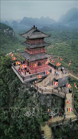 Chùa Ngọc nằm trên đỉnh núi Thất Tinh cao 468 m, với 299 bậc lên, được xây dựng hoàn toàn bằng đá khối xếp liền nhau, nặng 2.000 tấn được thi công bởi những nghệ nhân Ấn Độ.