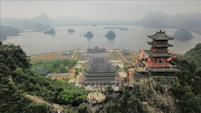 Đứng từ chùa Ngọc du khách có thể bao quát toàn bộ khung cảnh chùa Tam Chúc.