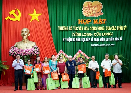 Bí thư Tỉnh ủy Vĩnh Long Trần Văn Rón và Chủ tịch UBND tỉnh Vĩnh Long Nguyễn Văn Quang trao quà lưu niệm cho giáo viên Trường Công nông.