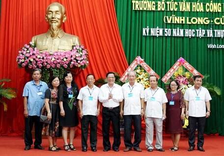 Thành lập Ban liên lạc Trường bổ túc văn hóa Công nông Cửu Long do ông Trần Hoàng Tựu- Phó Chủ tịch UBND tỉnh Vĩnh Long (thứ 5, từ phải sang) làm Trưởng ban.