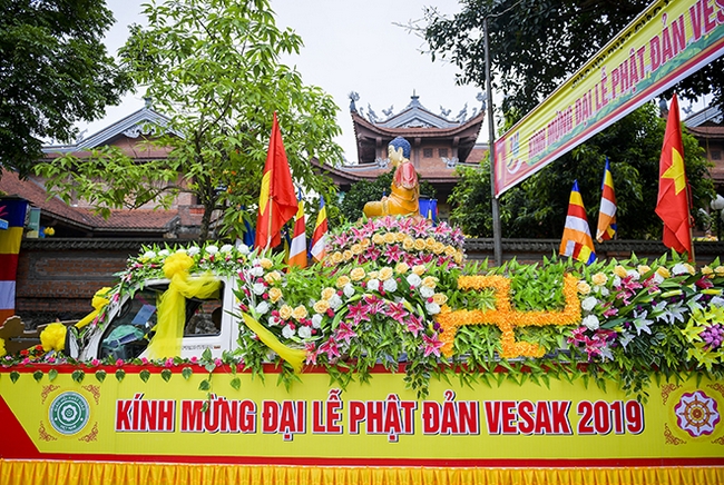 Đại lễ Vesak 2019 lần đầu tiên được tổ chức tại tỉnh Hà Nam. Hơn 400 xe hoa được kết bằng hàng vạn bông hoa tươi, hoa lụa đẹp mắt do các đạo tràng của các chùa thực hiện.