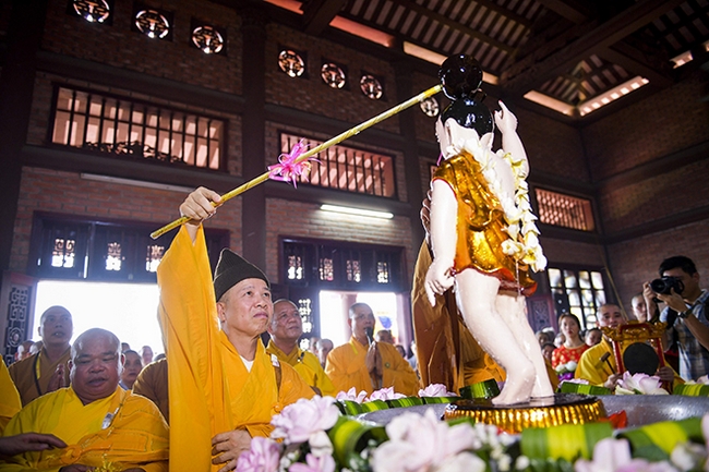 Thượng tọa Thích Thanh Quyết, Phó Chủ tịch Hội đồng trị sự Trung ương Giáo hội Phật giáo Việt Nam, Trưởng Ban Trị sự Phật giáo Hà Nam thực hiện nghi thức tắm Phật.