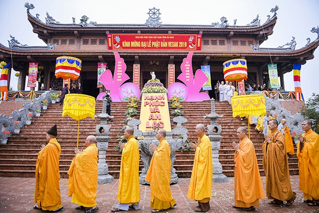 Lễ rước 400 xe hoa từ chùa Bầu đến chùa Tam Chúc. 
