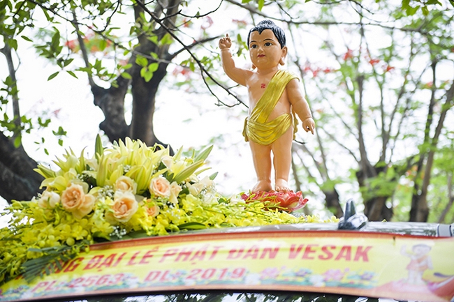 Lễ rước 400 xe hoa và nghi lễ tắm Phật là những hoạt động bên lề nhằm góp chung vào tinh thần của Đại lễ Phật Đản 2019.