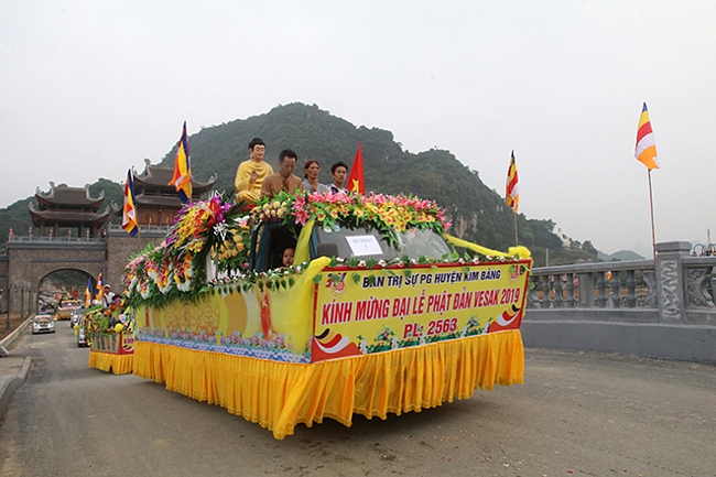 Nghi thức diễu hành xe hoa trong Đại lễ Phật đản Phật giáo Bắc truyền có nguồn gốc từ Ấn Độ được truyền đến Đông phương. 