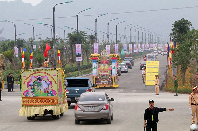 Đoàn xe hoa di chuyển đến chùa Tam Trúc.