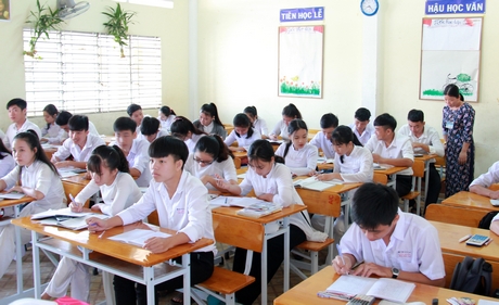 Tại Vĩnh Long, hiện có trên 10.311 thí sinh đăng ký dự thi kỳ thi THPT quốc gia 2019. Trong ảnh: Học sinh ôn tập.