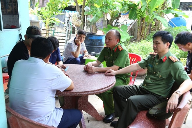 Đại tá Trịnh Ngọc Quyên tại hiện trường chỉ đạo công tác điều tra, phá án.