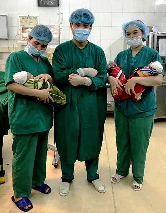 Các bác sĩ đón 3 bé trai sinh cùng trứng của sản phụ Âu Thị T.