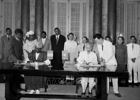 Chủ tịch Hồ Chí Minh và Tổng thống Guinea Ahmed Sékou Touré ký Tuyên bố chung Việt Nam - Guinea, ngày 17/9/1960, tại Phủ Chủ tịch. Ảnh: Tư liệu TTXVN