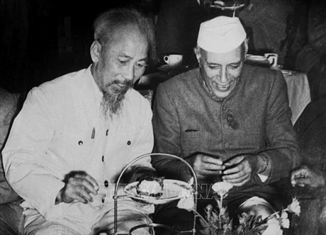 Chủ tịch Hồ Chí Minh đến thăm gia đình Thủ tướng Jawaharlal Nehru nhân chuyến thăm hữu nghị chính thức Ấn Độ từ 5-14/2/1958. Ảnh: Tư liệu TTXVN