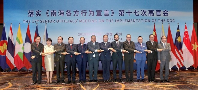 Thứ trưởng Nguyễn Quốc Dũng (ngoài cùng, bên phải) Trưởng đoàn Việt Nam tham dự và phát biểu tại Hội nghị Quan chức cao cấp ASEAN-Trung Quốc về thực hiện Tuyên bố về ứng xử của các bên ở Biển Đông (DOC), tại Hàng Châu, Trung Quốc. Ảnh: MOFA