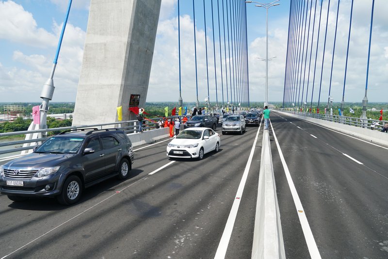 Mặt cắt ngang cầu rộng 24,5 m, thiết kế 4 làn xe ô tô và hai làn xe thô sơ. Đường dẫn vào cầu được thiết kế với quy mô mặt cắt ngang 20,6 m, gồm 4 làn xe cơ giới và 2 làn xe thô sơ, tốc độ thiết kế 80 km/giờ.