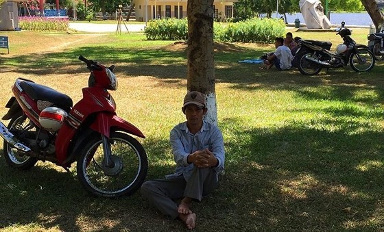Nhiều người tìm ra công viên bên sông Hương tránh nắng nóng