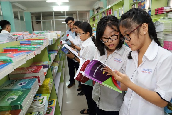 Học sinh tìm mua sách giáo khoa và sách tham khảo tại cửa hàng của Công ty Cổ phần Đầu tư và phát triển giáo dục Phương Nam tại TP.HCM - Ảnh: NHƯ HÙNG