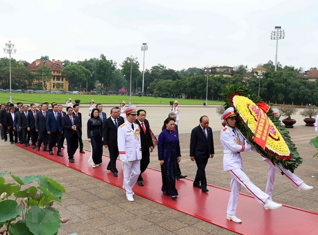 Trước phiên khai mạc, các đại biểu Quốc hội, dẫn đầu là Thủ tướng Nguyễn Xuân Phúc và Chủ tịch Quốc hội Nguyễn Thị Kim Ngân đã vào Lăng viếng Chủ tịch Hồ Chí Minh. (Ảnh: TTXVN)